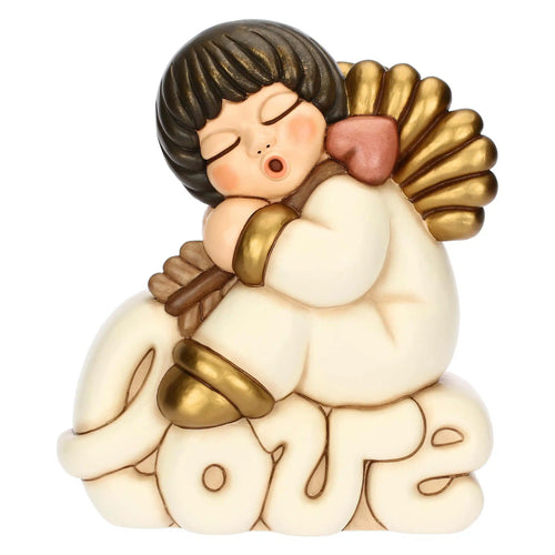 Angelo Amore su scritta Love maxi