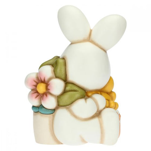 Coniglietta Joy giocherellona con pulcino e vaso di fiori maxi