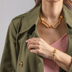 Collana con anelli ovali e cristalli verdi