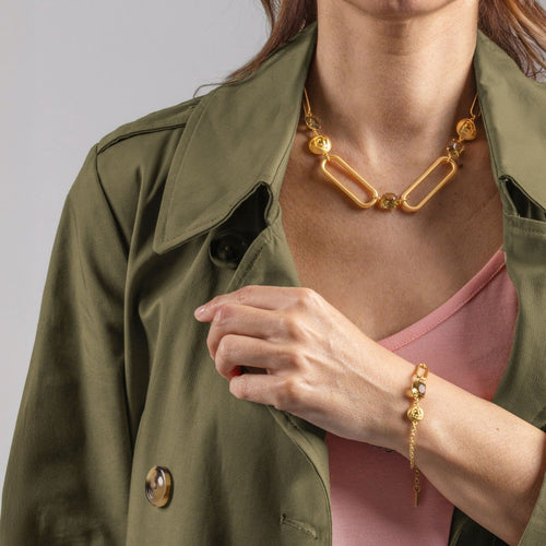 Collana con anelli ovali e cristalli verdi