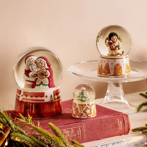 Boule de neige con babbo natale e mamma natale grande