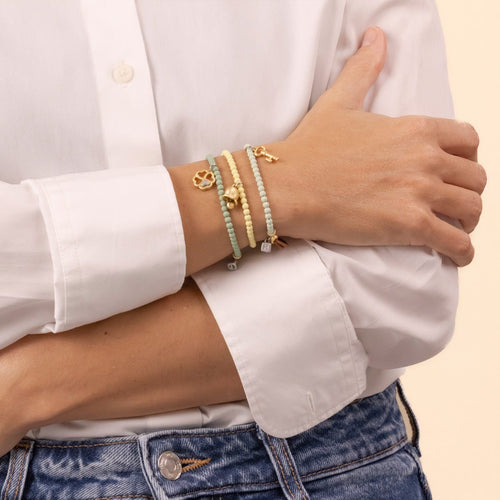 Bracciale con perline colorate e pendente campanula