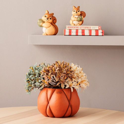 Scoiattolo Diva con pigna in ceramica, grande